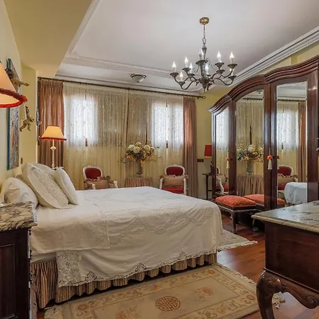 Historic In Santa Cruz * Севилья